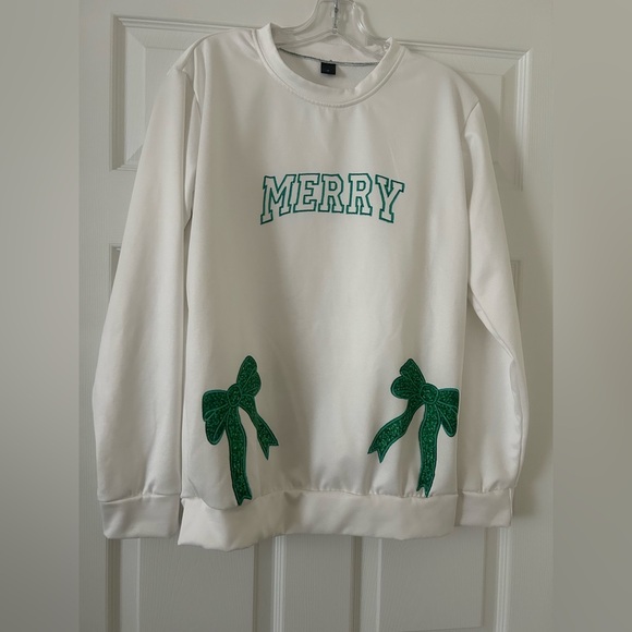 Tops - White Sweatshirt with Green Bows and 'Merry' Print